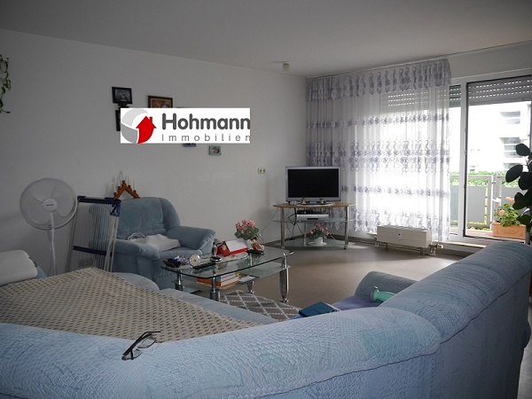 Wohnzimmer mit Zugang zum Balkon